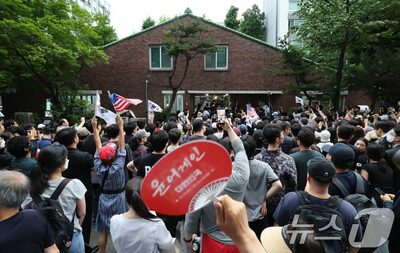 投票用紙不足から24時間の膠着…ソウルで「不正選挙」疑う市民が投票箱を包囲