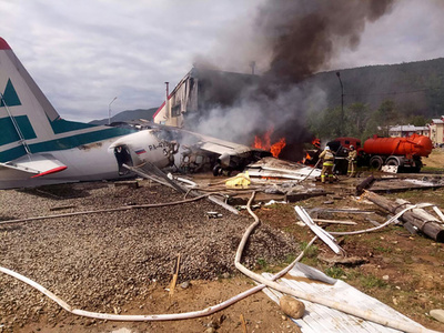 シベリアで旅客機が緊急着陸・炎上、乗員2人死亡