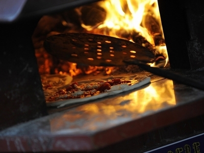 ナポリピザ、棺おけの木材でこんがり！？検察当局が調査