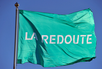 子ども服の写真の片隅に全裸男性、仏通販大手が謝罪