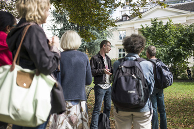 ホームレスが案内するパリ路地裏観光、フランス 