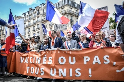 フランス各地で「衛生パス」に抗議 25万人参加