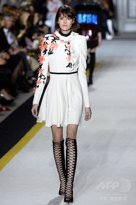 70年代のグラムロック要素を取り入れたパンツルック ジャンバティスタ ヴァリ 15 16秋冬 写真46枚 ファッション ニュースならmode Press Powered By Afpbb News