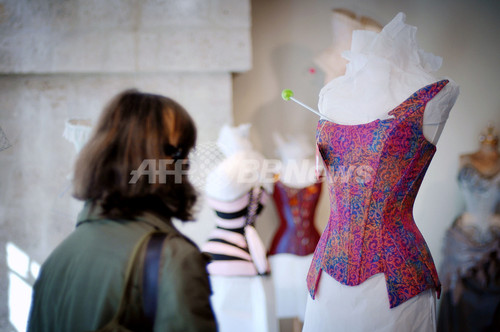 男性用コルセット 次なるおしゃれアイテムとして浮上 フランス 写真7枚 ファッション ニュースならmode Press Powered By Afpbb News