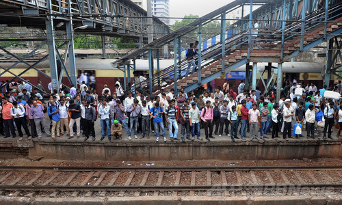 印ムンバイの鉄道、年間死者3500人 改善進まず