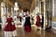17世紀の衣装に身を包みヴェルサイユ宮殿に集う人たち