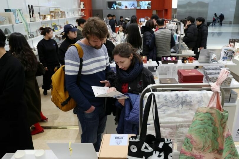 国立中央博物館のギフトショップで「ミュズ」商品を手に取る来館者(c)MONEYTODAY