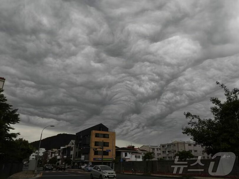 2025年5月5日、こどもの日と釈迦誕生日が重なった午後、済州市の空に現れたアスペリタス雲(c)news1