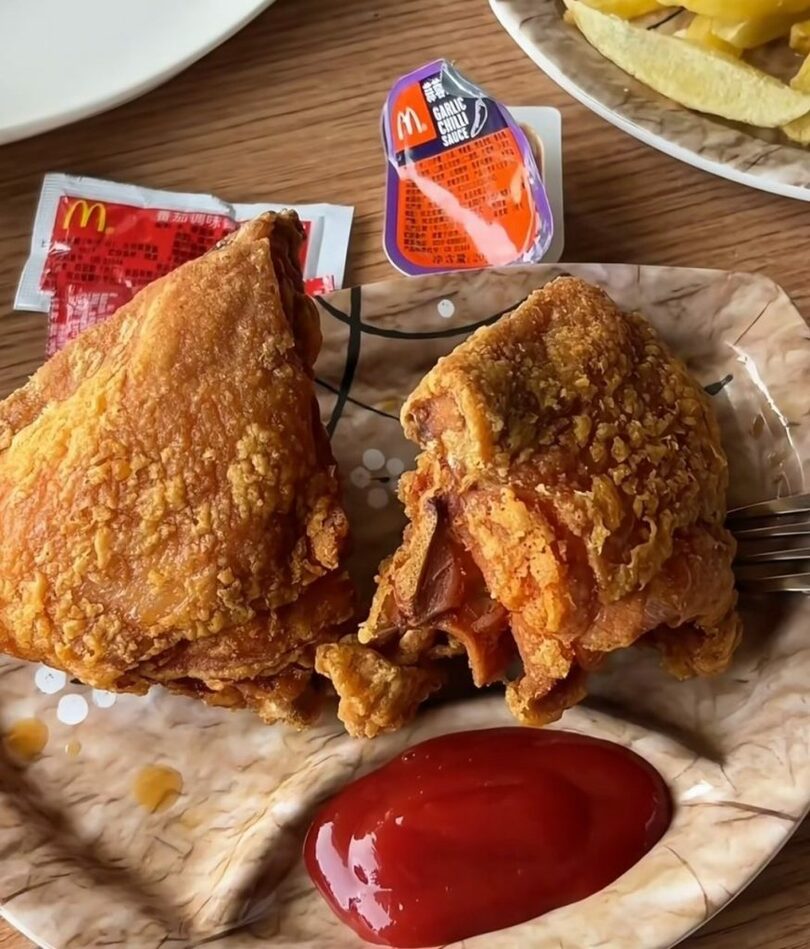 平壌「モランボンソグァン食堂」で見つかったチキンとマクドナルドのソース＝小紅書(c)news1