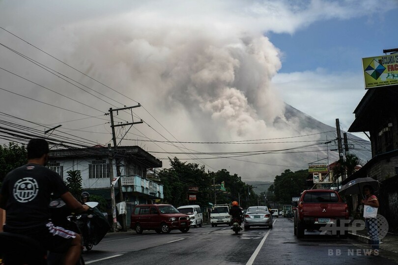 比マヨン山から巨大な雲、「危険な噴火」警戒し4万人超避難