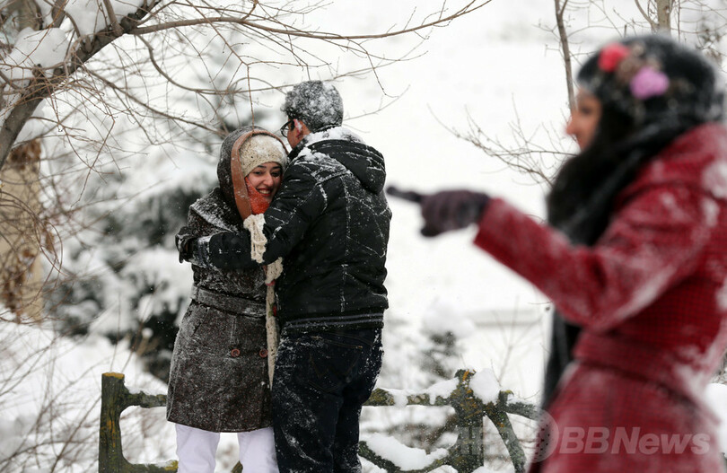 雪で遊ぶ若者たち、50年ぶり大雪のイラン北部