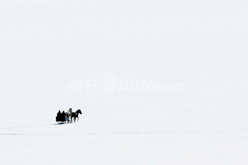 凍結した湖で魚釣り 氷の厚さは例年の半分以下 トルコ 写真17枚 国際ニュース Afpbb News