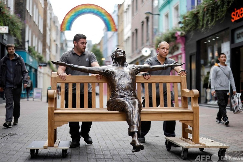 ジョン・レノンさんの彫像が座るベンチ、ロンドンに設置