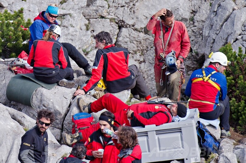 巨大洞窟の地底1000メートルから重傷の探検家救出、12日ぶり 独