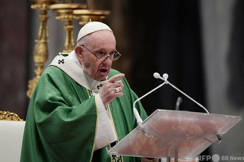 ローマ教皇、メッシにサイン入りユニホーム贈る