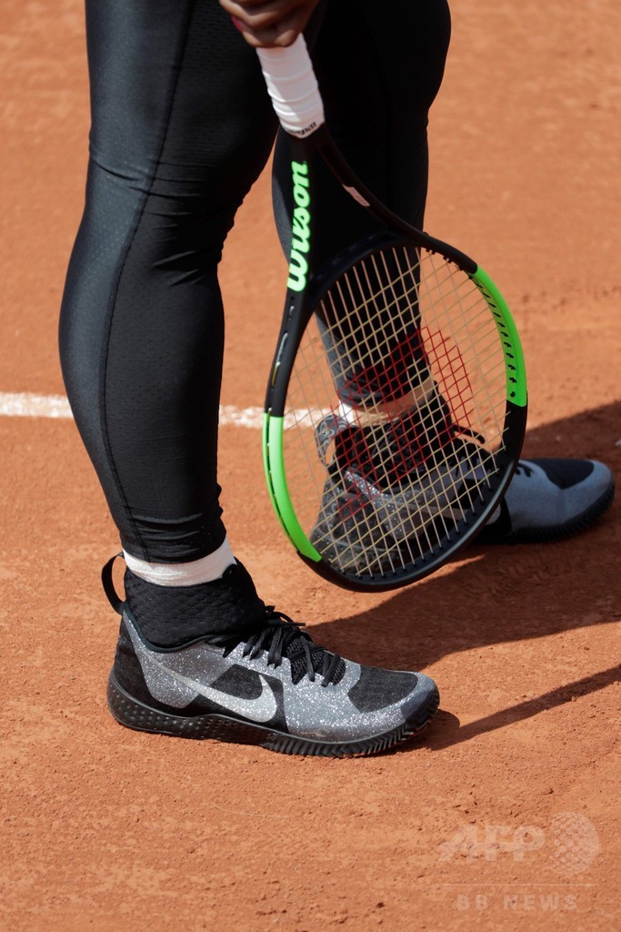 セレーナのスーパーヒーロー風ウエア、対戦相手から疑問の声