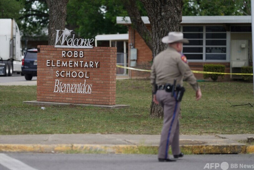 小さな町を襲った「悪夢」 米小学校乱射、悲しみに暮れる地元