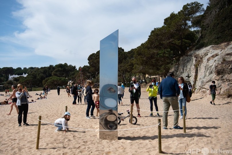 スペインのビーチにも 謎の モノリス 写真9枚 国際ニュース Afpbb News