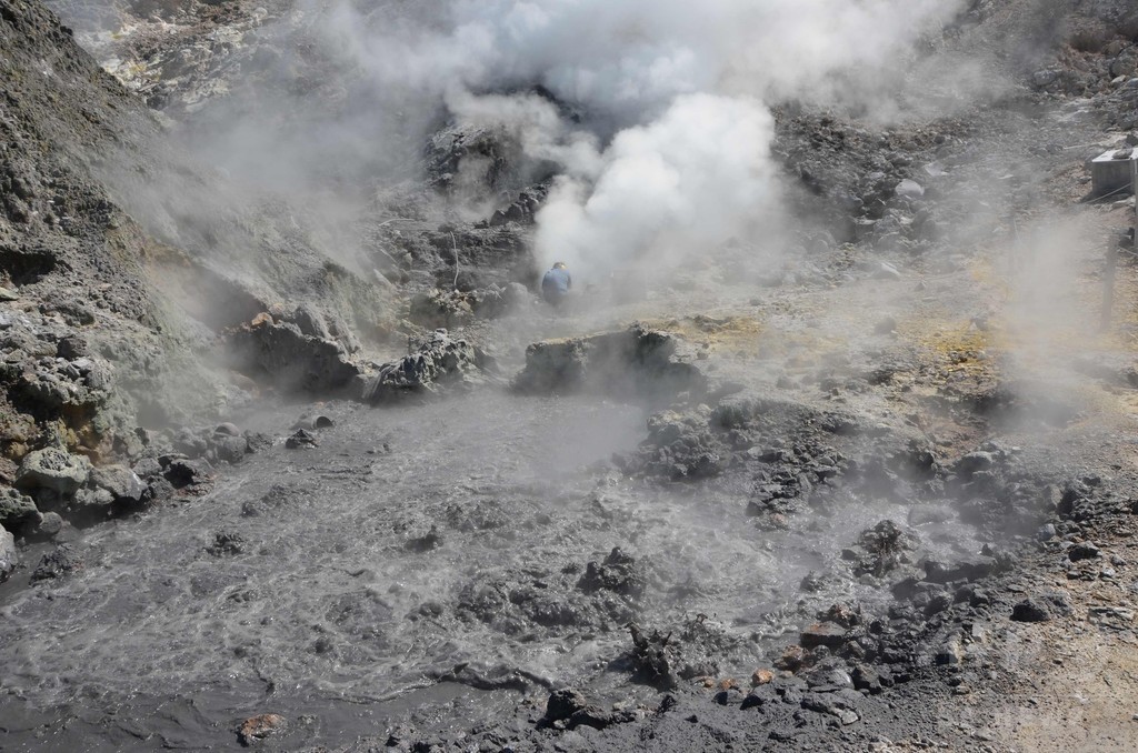 伊ナポリ周辺の巨大カルデラが活性化か、研究 伊ナポリ周辺の巨大カルデラが活性化か、研究