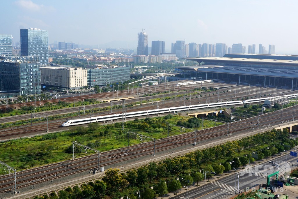 中国の高速鉄道会社が初めて株式上場、時速350キロ「復興号」運行 中国の高速鉄道会社が初めて株式上場、時速350キロ「復興号」運行