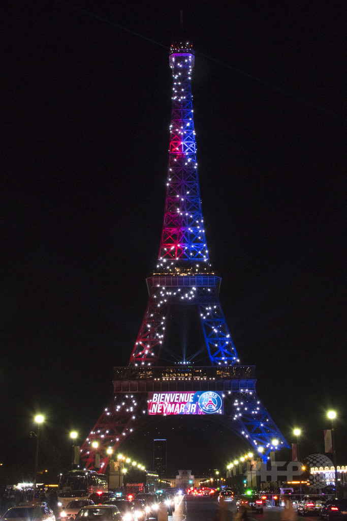 仏パリのエッフェル塔でナイフ所持の男を逮捕 写真1枚 国際ニュース Afpbb News