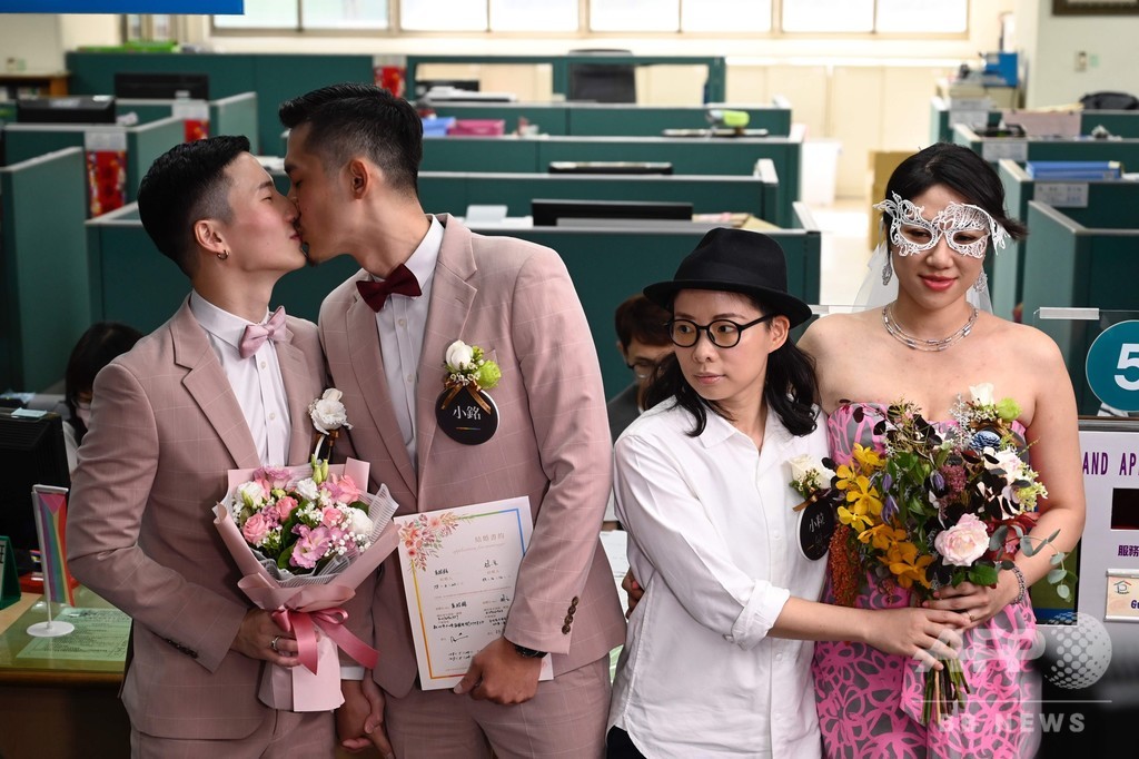 同性婚合法化の台湾、同性カップルが次々と婚姻届を提出 写真21枚 国際ニュース：AFPBB News