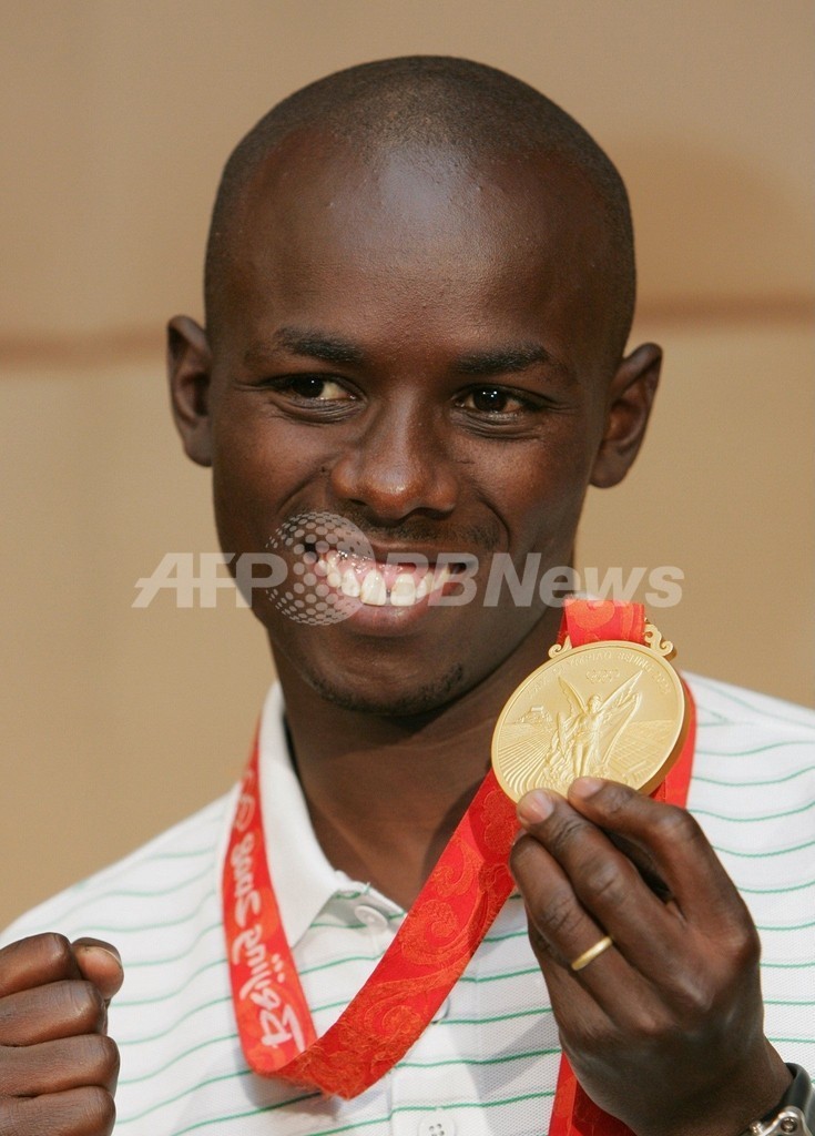北京五輪マラソン優勝のワンジル選手、ケニアの自宅で転落死 北京五輪マラソン優勝のワンジル選手、ケニアの自宅で転落死