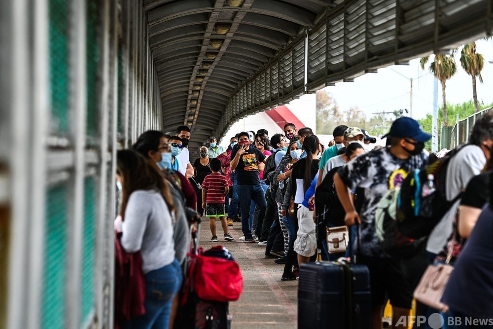 ハリス米副大統領、中米移民問題を統括 「難しい状況」