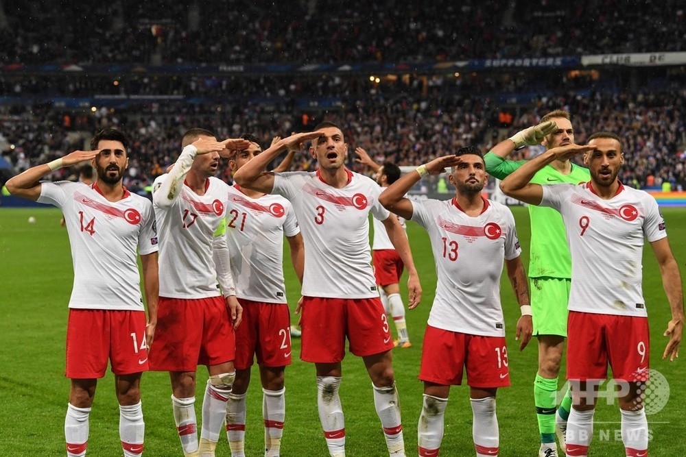 トルコ選手が試合中に軍隊式の敬礼 政治的 とuefaが調査 写真2枚 国際ニュース Afpbb News