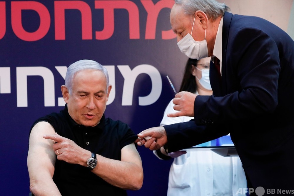 イスラエル首相がコロナワクチン接種、テレビで中継