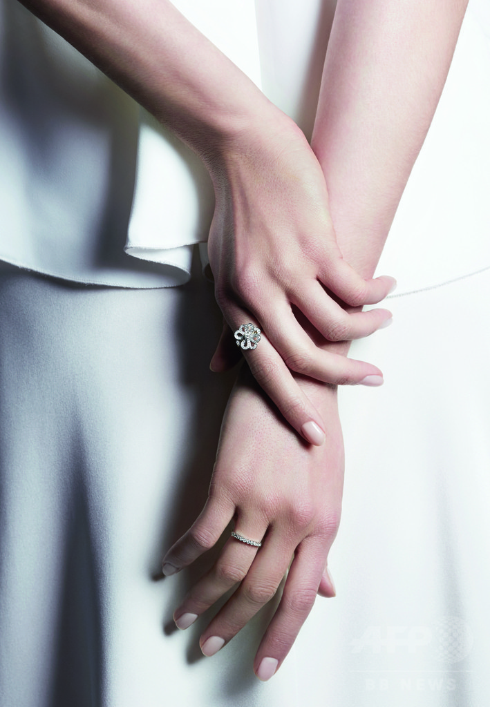 こだわり派の花嫁へ、「マリハ」ブライダルコレクション本格デビュー