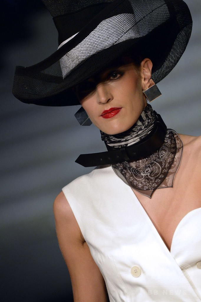 ラストショーはミスコン風の演出、「ジャンポール・ゴルチエ」15年春夏