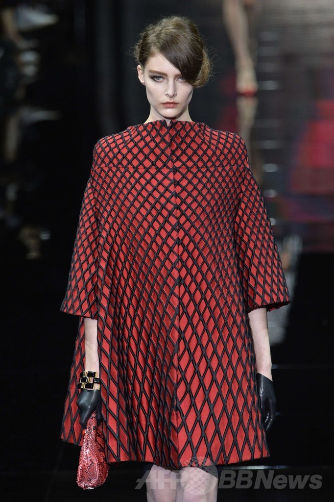 黒、白、赤で見せる多彩なスタイル、「ジョルジオ アルマーニ プリヴェ」14/15年秋冬オートクチュール