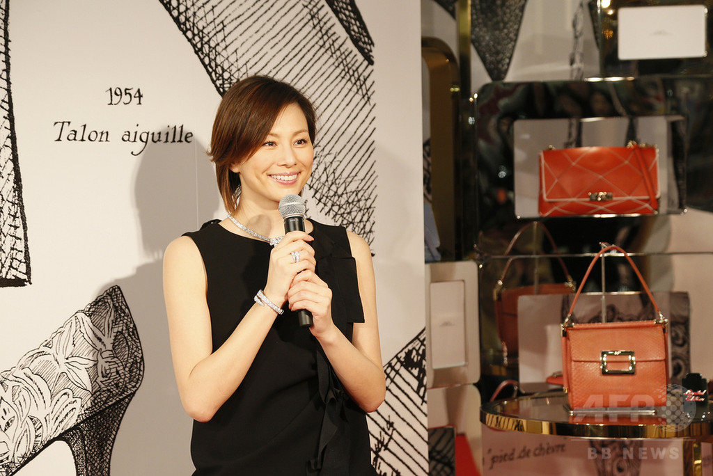 米倉涼子も愛用、「ロジェ ヴィヴィエ」回顧展24日まで