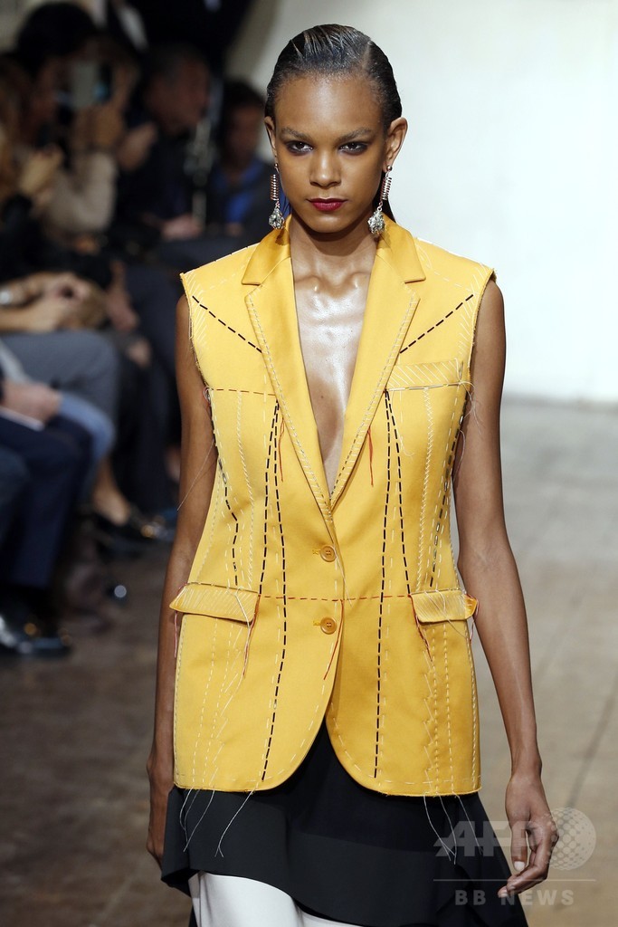 丁寧なテイラリングにプリーツで動きを、「セドリック・シャルリエ」15年春夏