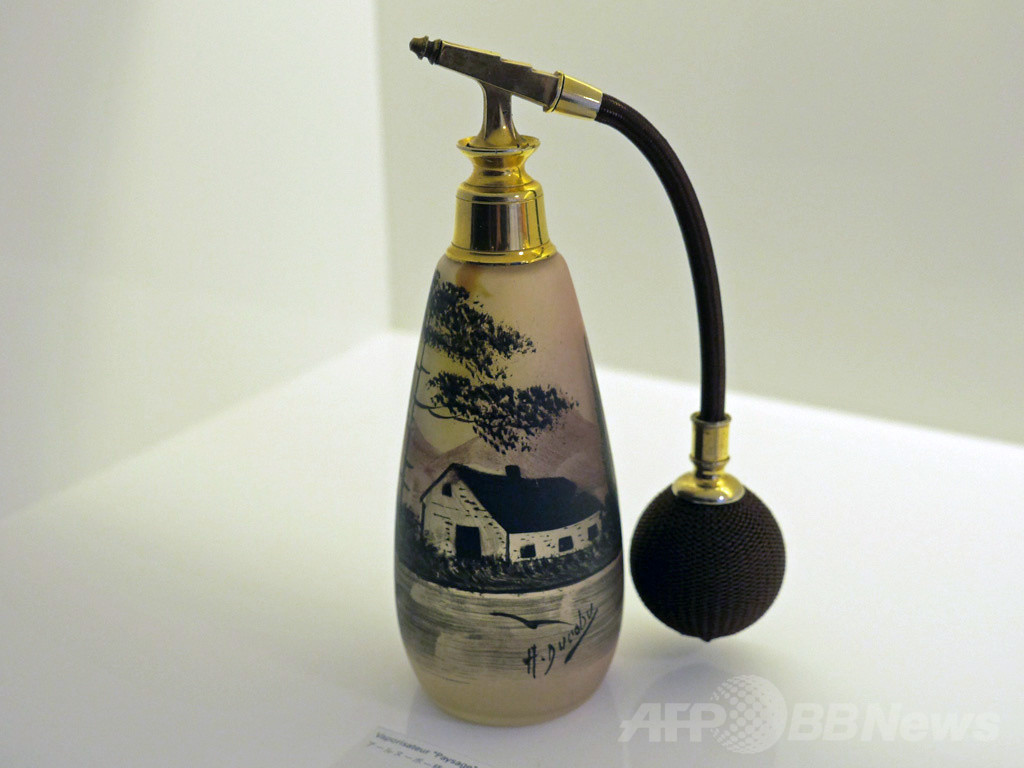 香水瓶の歴史を辿るイベント開催、アンティークアイテムの展示販売も