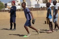 アフリカ西部セネガル首都ダカールのワッカムで、子どもたちに野球を教える小川龍馬さん（左、2016年7月13日撮影）。(c)AFP/SEYLLOU