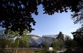 パリ（Paris）のブローニュの森（Bois de Boulogne）の森に建設された「ルイ・ヴィトン　ファウンデーション（Fondation Louis Vuitton）」の外観の一部（2014年4月10日撮影）。(c)AFP/FRANCK FIFE