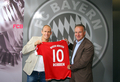 カール・ハインツ・ルンメニゲ（%%Karl-Heinz Rummenigge%%）会長（右）と移籍会見に臨むバイエルン・ミュンヘンのアリエン・ロッベン。（2009年8月28日撮影）(c)AFP/FCB DE