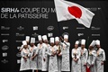 仏南東部リヨン郊外で開催された洋菓子の国際大会「クープ・デュ・モンド・ドゥ・ラ・パティスリー」で優勝した日本代表（2023年1月21日撮影）。(c) JEFF PACHOUD / AFP