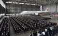 都内の羽田空港で行われた日本航空（JAL）グループの入社式で、記念撮影に臨む新入社員ら（2016年4月1日撮影）。(c)AFP/KAZUHIRO NOGI