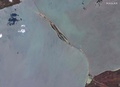 爆発により一部損壊したクリミア橋の衛星画像。マクサー・テクノロジーズ提供（2023年7月17日撮影・公開）。(c)AFP PHOTO / Satellite image ©2023 Maxar Technologies