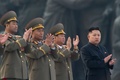 北朝鮮の首都平壌（Pyongyang）で行われた金日成（Kim Il-Sung）主席と金正日（Kim Jong-Il）総書記の銅像の除幕式で、朝鮮労働党幹部らと並んで拍手する金正恩（Kim Jong-Un）第1書記（2012年4月13日撮影、資料写真）。(c)AFP/Ed Jones