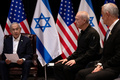 イスラエルのベンヤミン・ネタニヤフ首相（左）とヨアブ・ガラント国防相（右から2人目、2023年10月18日撮影）。(c)Brendan Smialowski / AFP