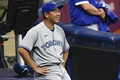 20MLB、タンパベイ・レイズ対トロント・ブルージェイズ。ブルペンから試合を見つめるトロント・ブルージェイズの山口俊（2020年7月24日撮影）。(c)Douglas P. DeFelice/Getty Images/AFP