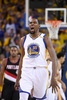 16-17NBAプレーオフ1回戦（7回戦制）、ポートランド・トレイルブレイザーズ対ゴールデンステイト・ウォリアーズ。雄たけびを上げるゴールデンステイト・ウォリアーズのケビン・デュラント（2017年4月16日撮影）。(c)AFP/Getty Images/Thearon W. Henderson