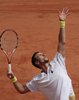 全仏オープンテニス2009（%%French Open 2009%%）男子シングルス決勝。大会第2シードのロジャー・フェデラー（%%Roger Federer%%、スイス）は、大会第23シードのロビン・ソデルリング（%%Robin Soderling%%、スウェーデン）と対戦。フェデラーは6-1、7-6、6-4で全仏初優勝を果たし、ピート・サンプラス（%%Pete Sampras%%、米国）氏の持つグランドスラム最多優勝記録（14勝）に並ぶと同時に、史上6人目の生涯グランドスラム（4大大会全制覇）を達成した。写真はサーブトスを上げるロビン・ソデルリング。（2009年6月7日撮影）(c)AFP/JACQUES DEMARTHON
