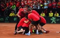 男子テニスの国別対抗戦デビスカップ、ワールドグループ準決勝、ベルギー対オーストラリア。勝利を喜ぶベルギーチーム（2017年9月17日撮影）。(c)AFP/EMMANUEL DUNAND