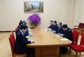 北朝鮮・平壌で、同国の金英哲（キム・ヨンチョル）朝鮮労働党中央委員会副委員長（右から2人目）と会談する韓国の特使団（左側）。韓国大統領府（青瓦台）が公開（2018年3月5日撮影）。(c)AFP PHOTO / THE BLUE HOUSE