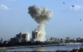 イラク・バグダッド（Baghdad）中心部のパレスチナ（Palestine）ホテル近くで発生した爆発によって立ち上る黒煙（2010年1月25日撮影）。(c)AFP/ALI AL-SAADI